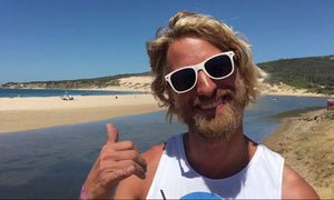 Surfeuse Mirka sur la plage de Tarifa