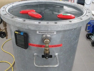 Keyfender in geöffneter Druckkammer bei DEKRA zum Test