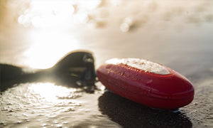 Keyfender, wasserdichtes Gehäuse für Autoschlüssel  im Meer im Sonnenuntergang