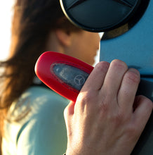 Keyfender - Wasserdichtes Gehäuse für Autoschlüssel Nahaufnahme in der Hand